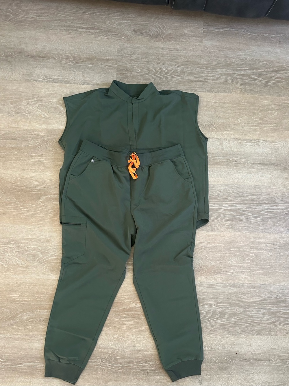 FIGS scrub sets ! Hunter green! Zamora joggers Rafaela top!